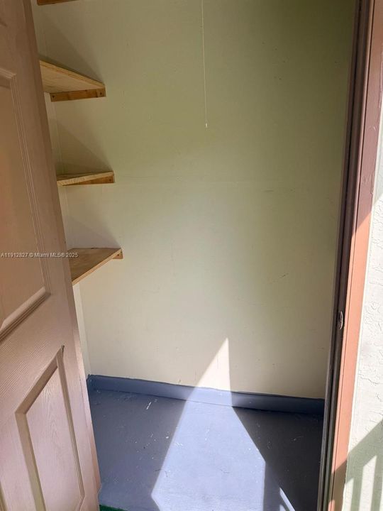 Active With Contract: $1,600 (1 beds, 1 baths, 721 Square Feet)