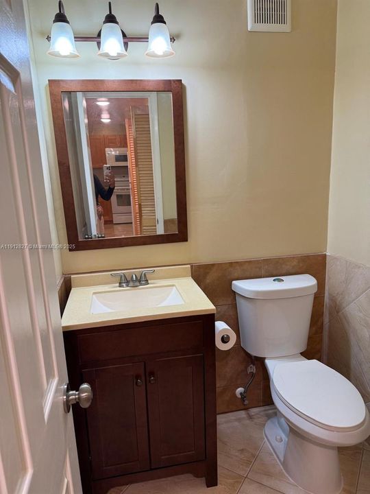 Active With Contract: $1,600 (1 beds, 1 baths, 721 Square Feet)