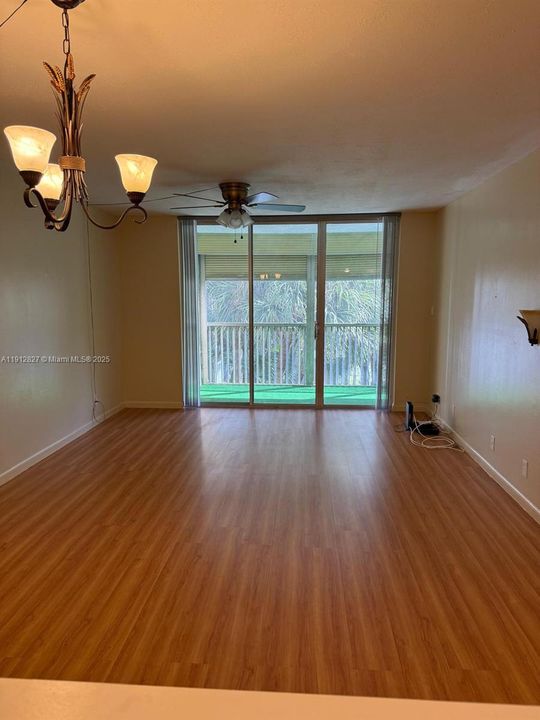 Active With Contract: $1,600 (1 beds, 1 baths, 721 Square Feet)
