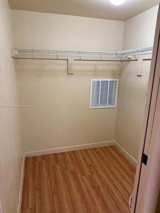 Active With Contract: $1,600 (1 beds, 1 baths, 721 Square Feet)