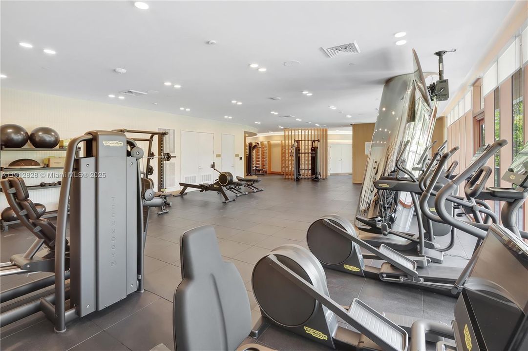 For Sale: $1,800,000 (2 beds, 2 baths, 875 Square Feet)