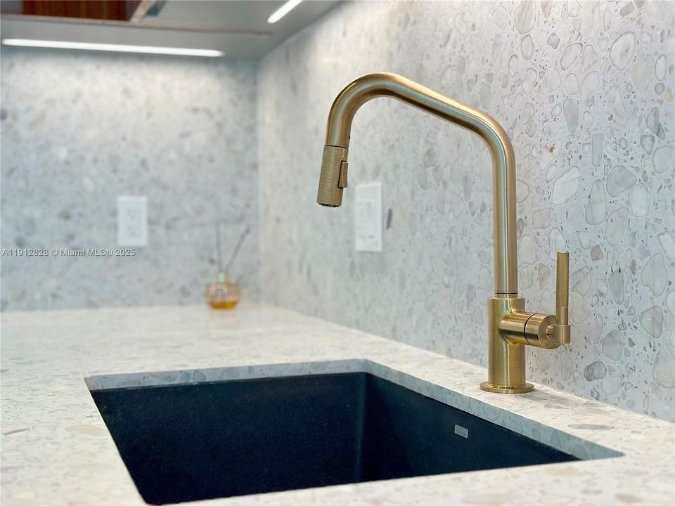 For Sale: $1,800,000 (2 beds, 2 baths, 875 Square Feet)