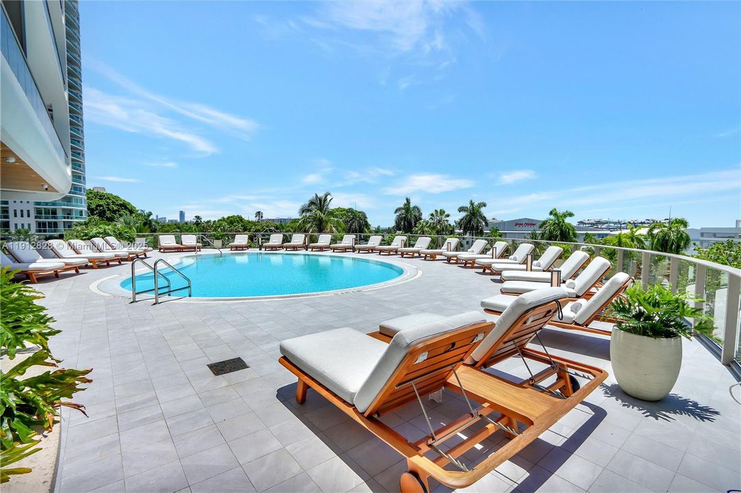 For Sale: $1,800,000 (2 beds, 2 baths, 875 Square Feet)