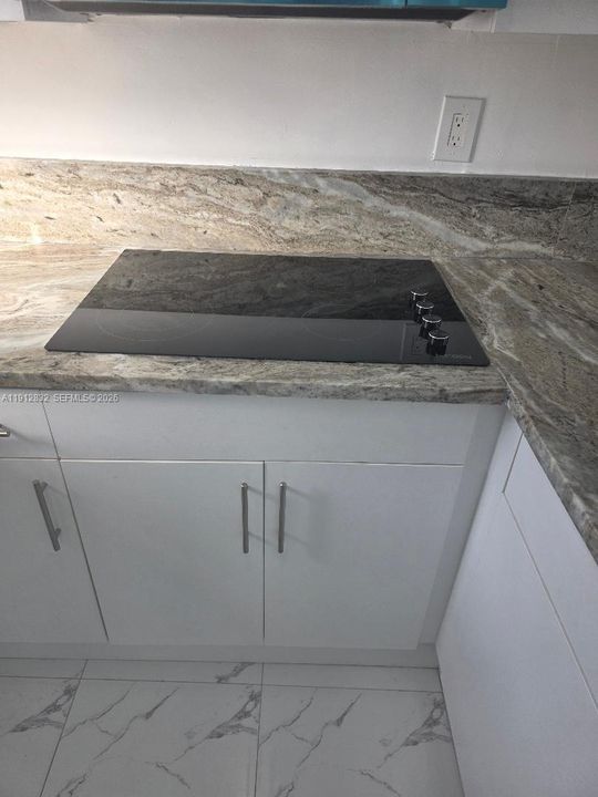 出租: $2,100 (2 贝兹, 10 浴室, 900 平方英尺)