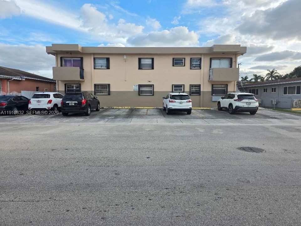 出租: $2,100 (2 贝兹, 10 浴室, 900 平方英尺)