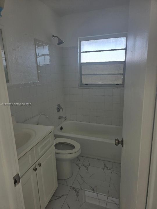 出租: $2,100 (2 贝兹, 10 浴室, 900 平方英尺)