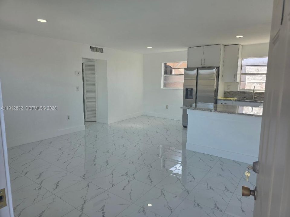 出租: $2,100 (2 贝兹, 10 浴室, 900 平方英尺)