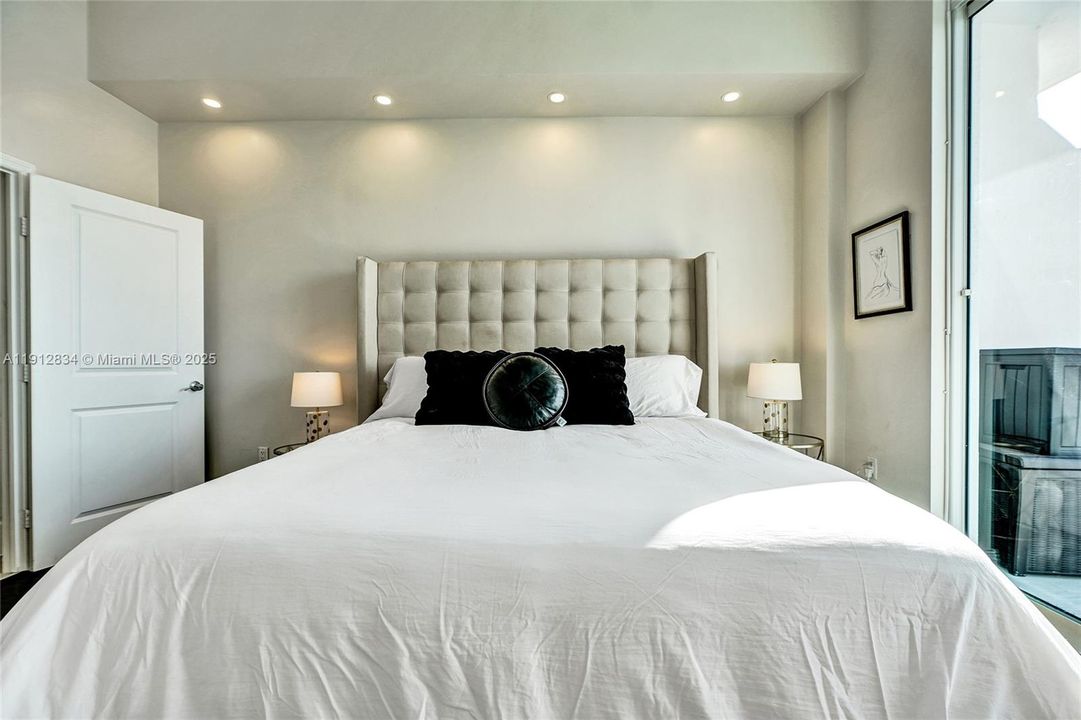 Active With Contract: $4,000 (2 beds, 2 baths, 1251 Square Feet)