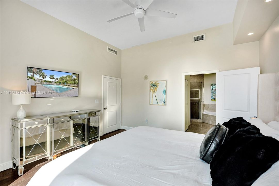 Active With Contract: $4,000 (2 beds, 2 baths, 1251 Square Feet)