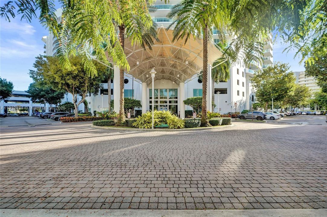 Active With Contract: $4,000 (2 beds, 2 baths, 1251 Square Feet)