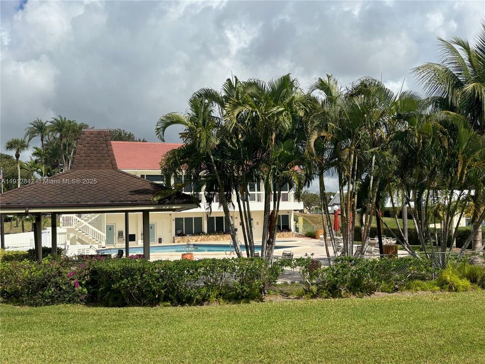 Active With Contract: $1,850 (1 beds, 1 baths, 712 Square Feet)