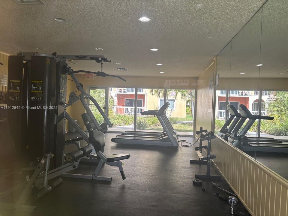 Active With Contract: $1,850 (1 beds, 1 baths, 712 Square Feet)