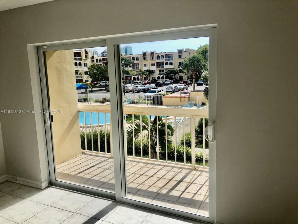 Active With Contract: $1,850 (1 beds, 1 baths, 712 Square Feet)