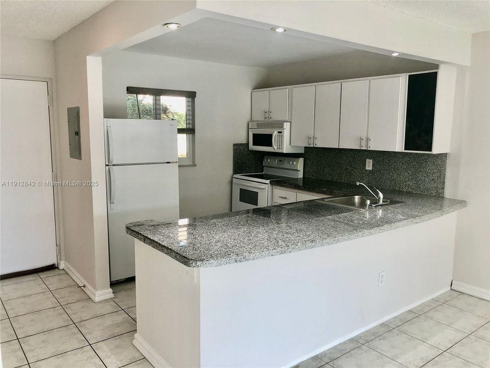 Active With Contract: $1,850 (1 beds, 1 baths, 712 Square Feet)