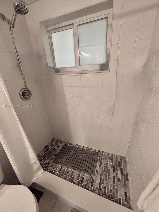 Active With Contract: $1,850 (1 beds, 1 baths, 712 Square Feet)