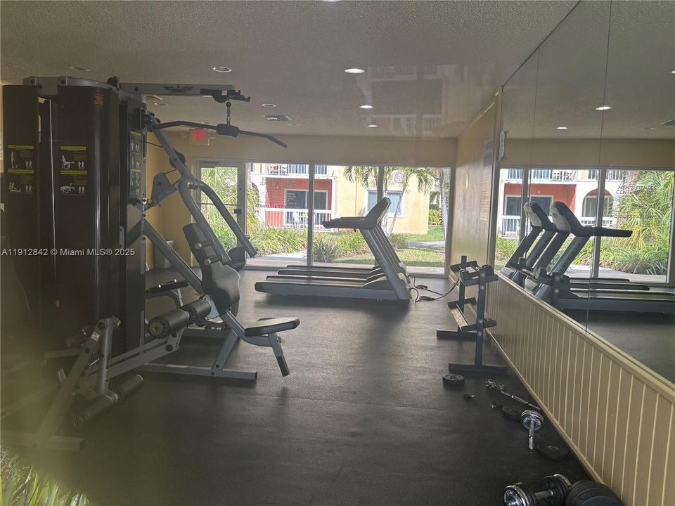 Active With Contract: $1,850 (1 beds, 1 baths, 712 Square Feet)