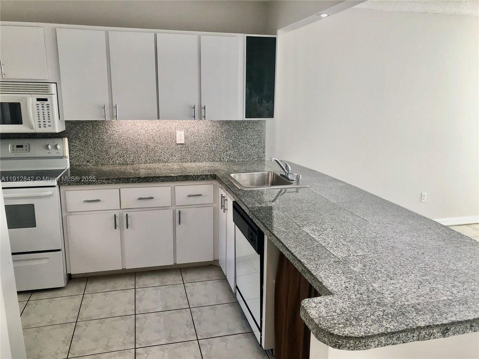 Active With Contract: $1,850 (1 beds, 1 baths, 712 Square Feet)