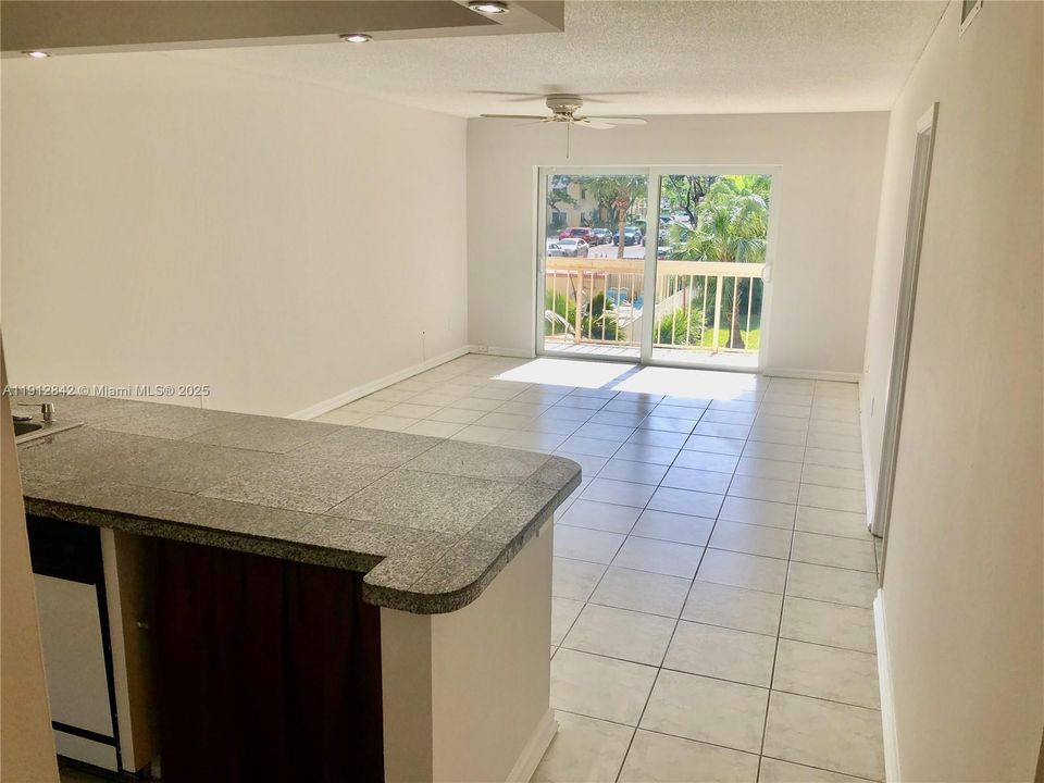 Active With Contract: $1,850 (1 beds, 1 baths, 712 Square Feet)
