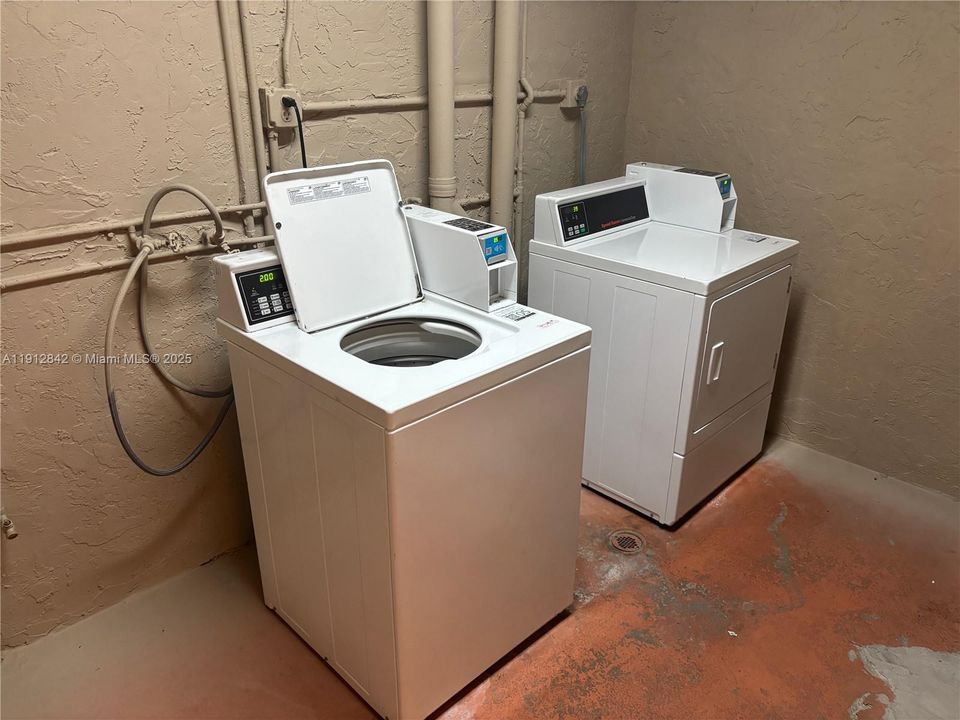 Active With Contract: $1,850 (1 beds, 1 baths, 712 Square Feet)