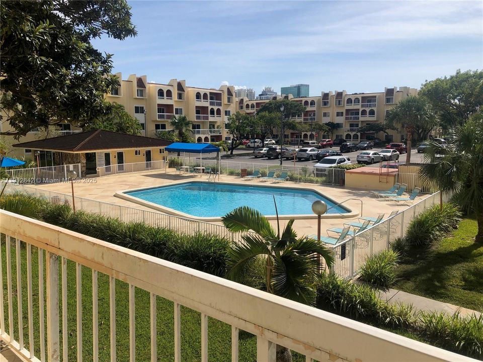Active With Contract: $1,850 (1 beds, 1 baths, 712 Square Feet)