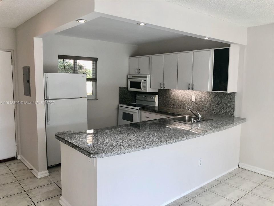 Active With Contract: $1,850 (1 beds, 1 baths, 712 Square Feet)
