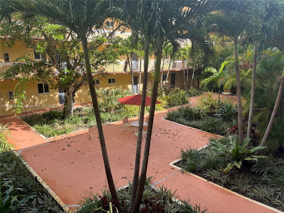 Active With Contract: $1,850 (1 beds, 1 baths, 712 Square Feet)