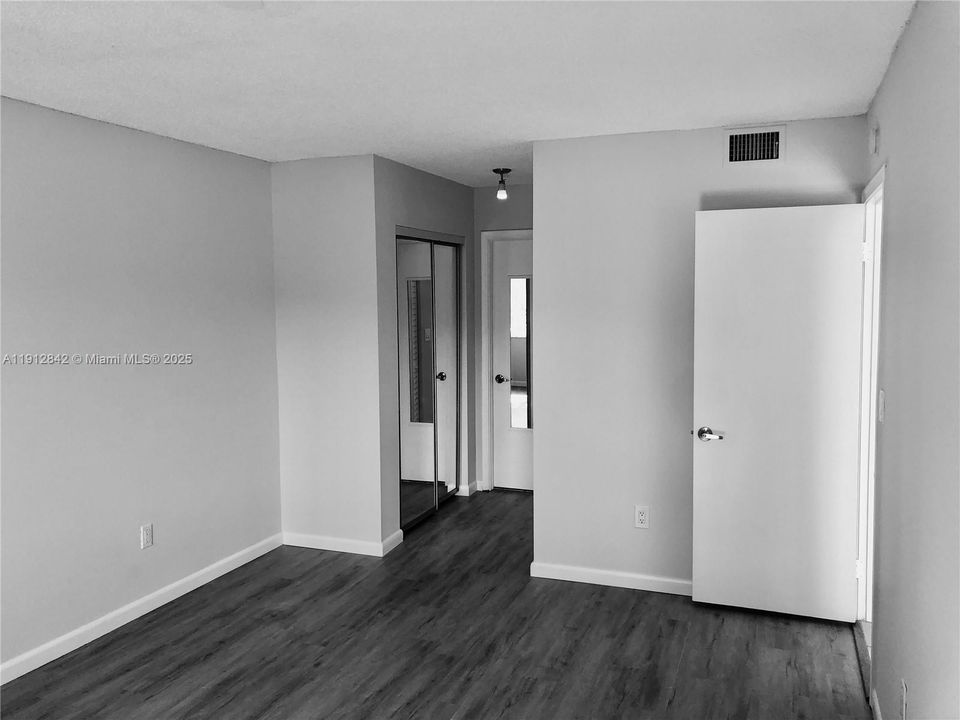 Active With Contract: $1,850 (1 beds, 1 baths, 712 Square Feet)