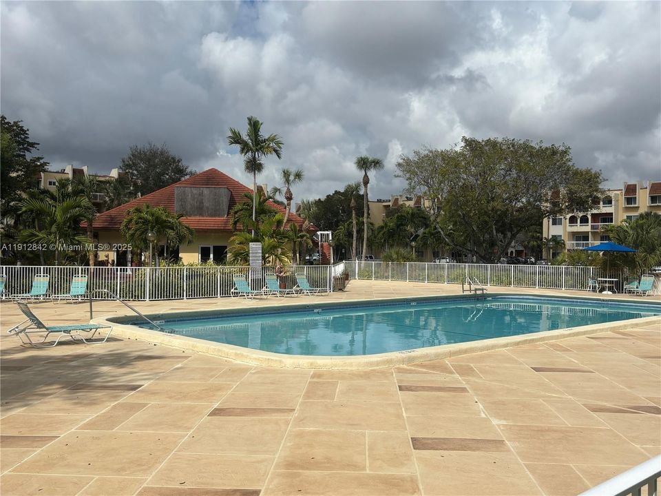 Active With Contract: $1,850 (1 beds, 1 baths, 712 Square Feet)