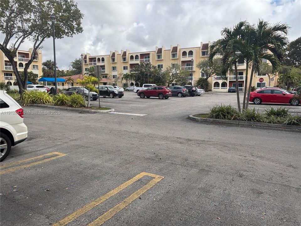 Active With Contract: $1,850 (1 beds, 1 baths, 712 Square Feet)