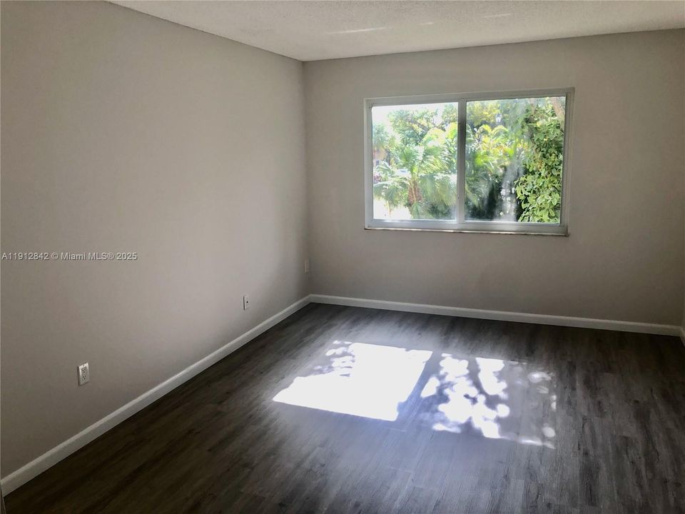 Active With Contract: $1,850 (1 beds, 1 baths, 712 Square Feet)