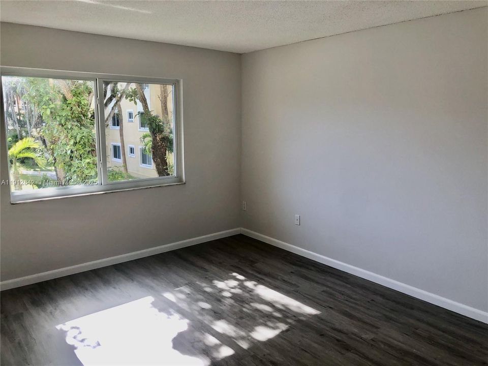 Active With Contract: $1,850 (1 beds, 1 baths, 712 Square Feet)