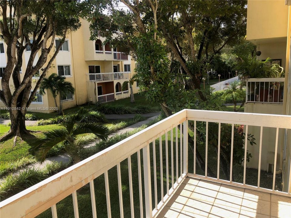 Active With Contract: $1,850 (1 beds, 1 baths, 712 Square Feet)