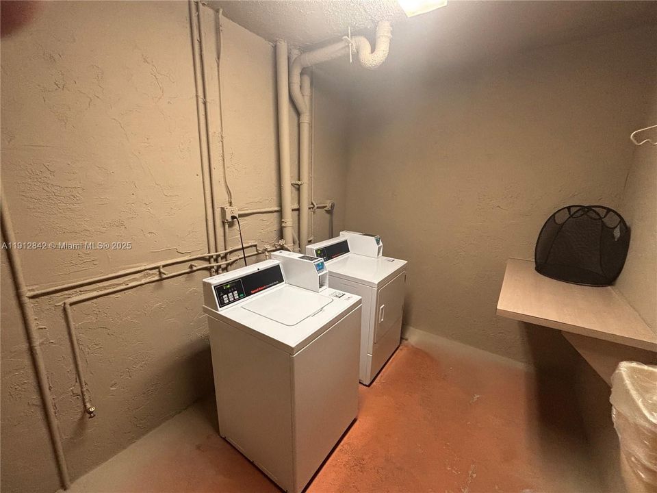 Active With Contract: $1,850 (1 beds, 1 baths, 712 Square Feet)