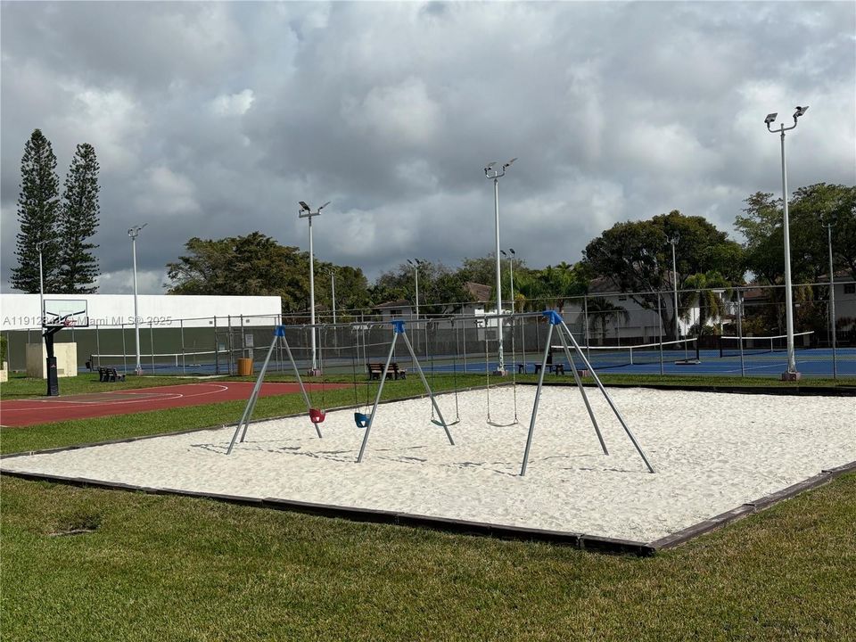 Active With Contract: $1,850 (1 beds, 1 baths, 712 Square Feet)