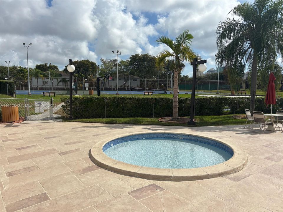 Active With Contract: $1,850 (1 beds, 1 baths, 712 Square Feet)