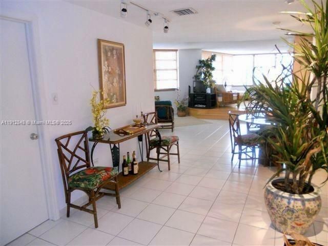 待售: $379,500 (1 贝兹, 1 浴室, 990 平方英尺)