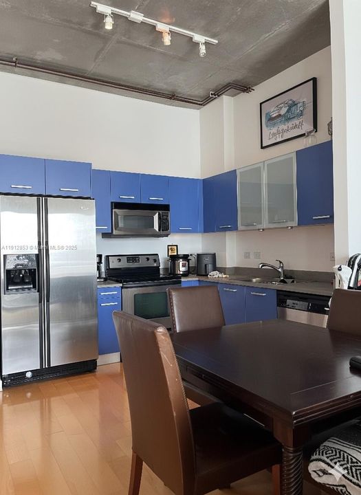 待售: $330,000 (1 贝兹, 1 浴室, 755 平方英尺)