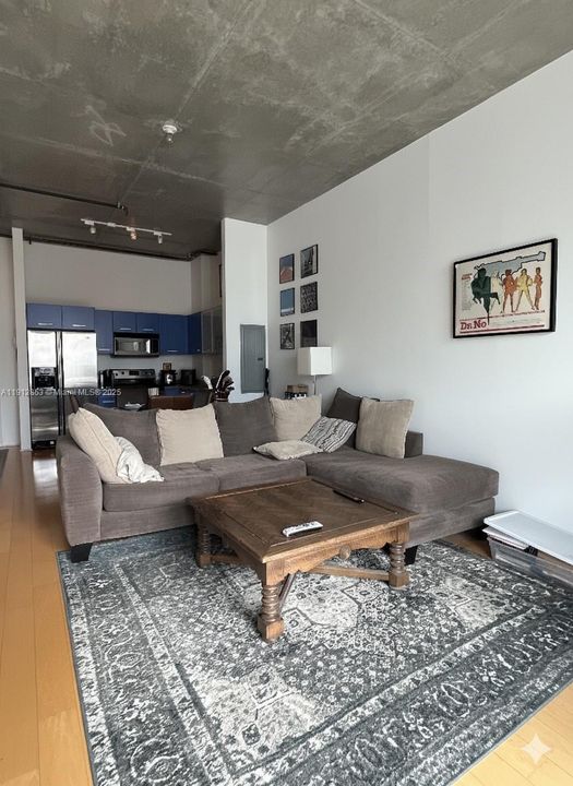 待售: $330,000 (1 贝兹, 1 浴室, 755 平方英尺)