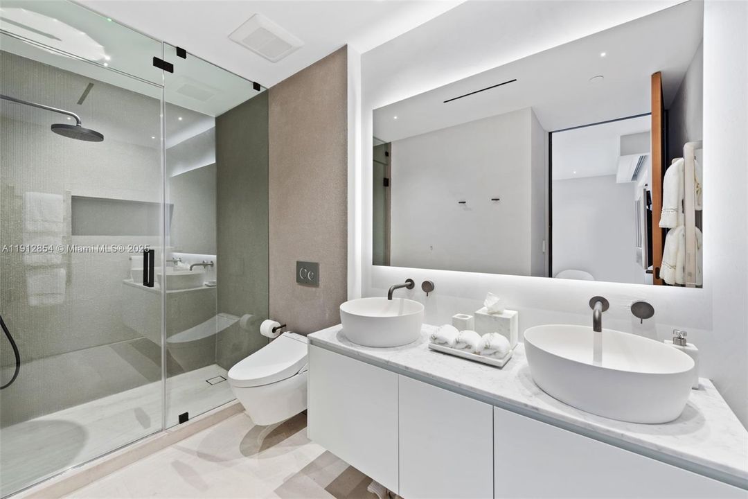 For Sale: $6,100,000 (3 beds, 3 baths, 2000 Square Feet)