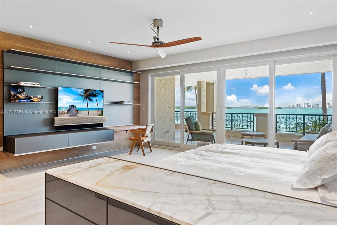 For Sale: $6,100,000 (3 beds, 3 baths, 2000 Square Feet)