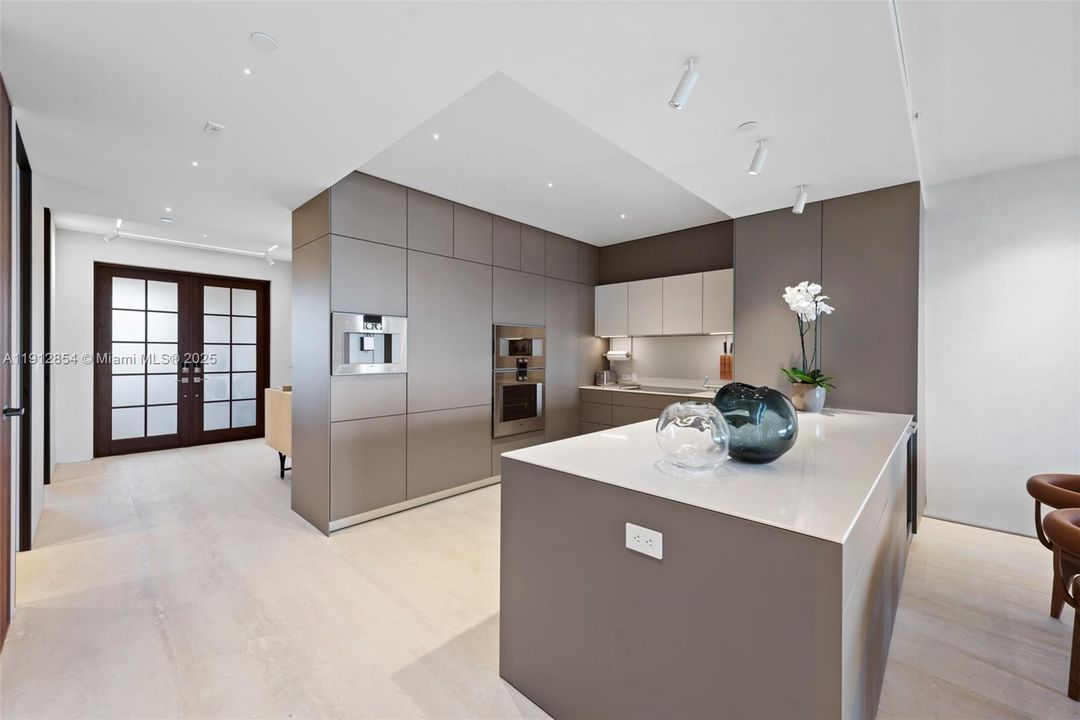 For Sale: $6,100,000 (3 beds, 3 baths, 2000 Square Feet)