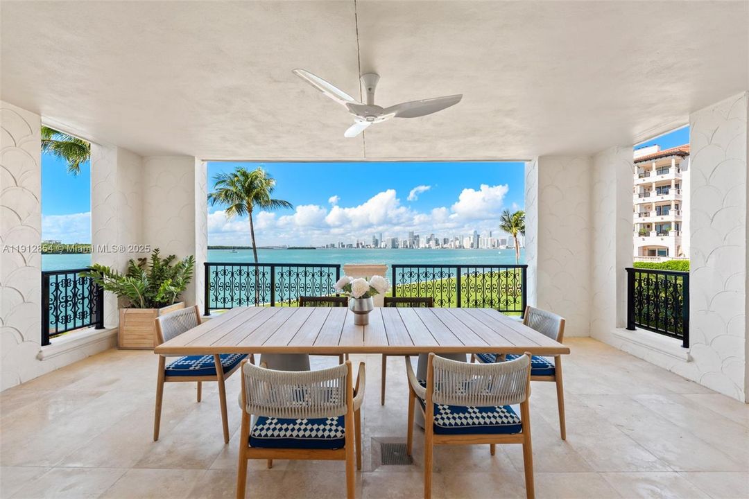 For Sale: $6,100,000 (3 beds, 3 baths, 2000 Square Feet)