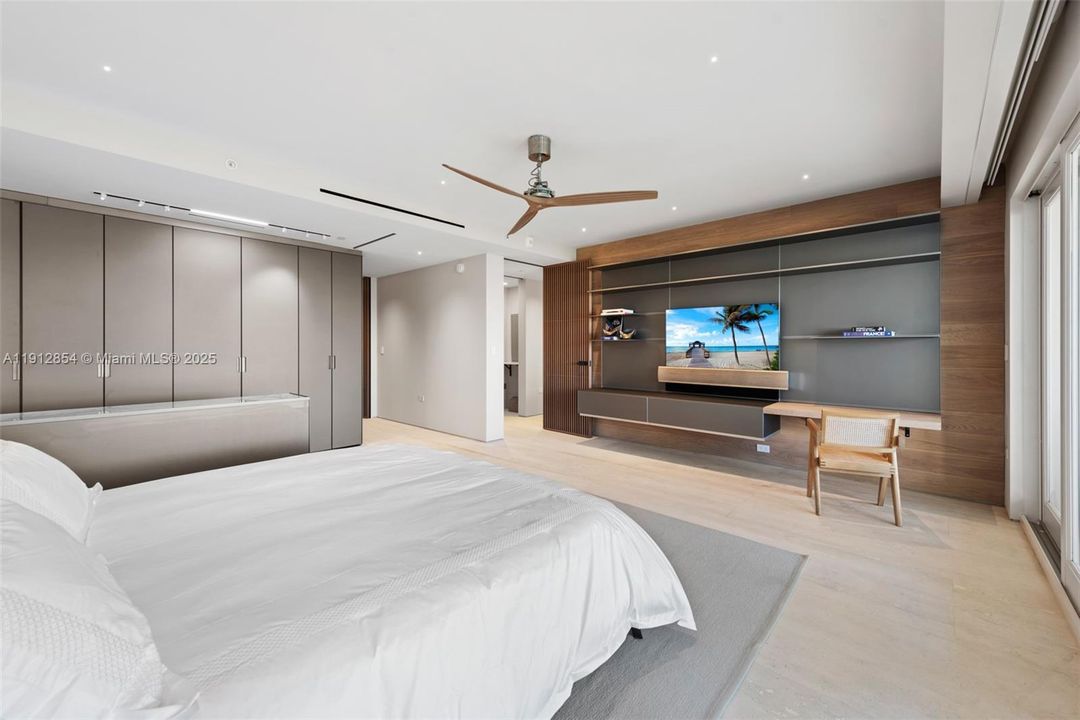 For Sale: $6,100,000 (3 beds, 3 baths, 2000 Square Feet)