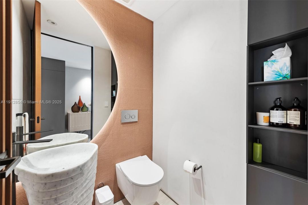 For Sale: $6,100,000 (3 beds, 3 baths, 2000 Square Feet)