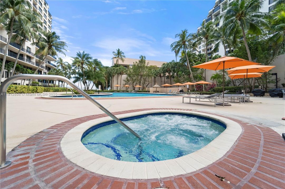 En Venta: $555,000 (2 camas, 2 baños, 1060 Pies cuadrados)