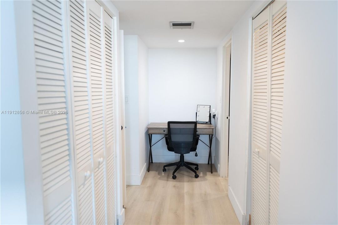 Active With Contract: $299,000 (2 beds, 2 baths, 1096 Square Feet)