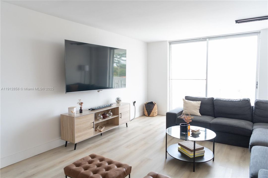 Active With Contract: $299,000 (2 beds, 2 baths, 1096 Square Feet)