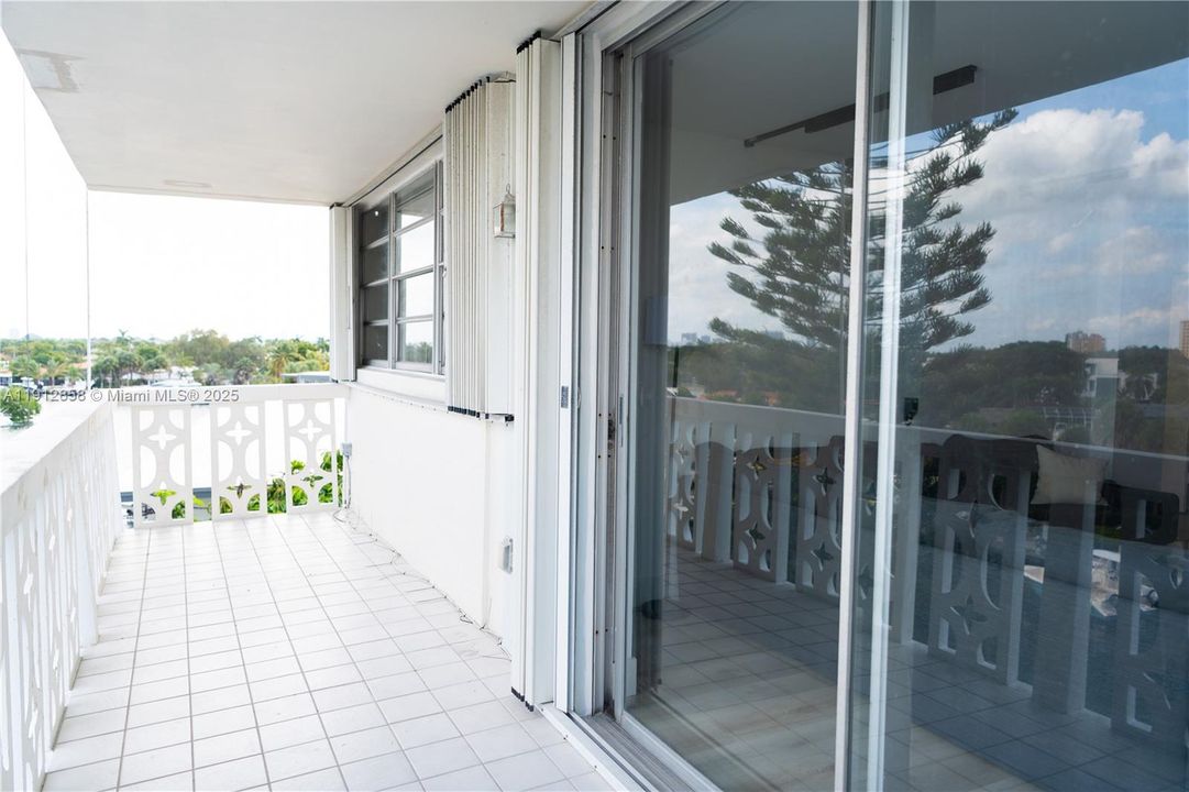 Active With Contract: $299,000 (2 beds, 2 baths, 1096 Square Feet)