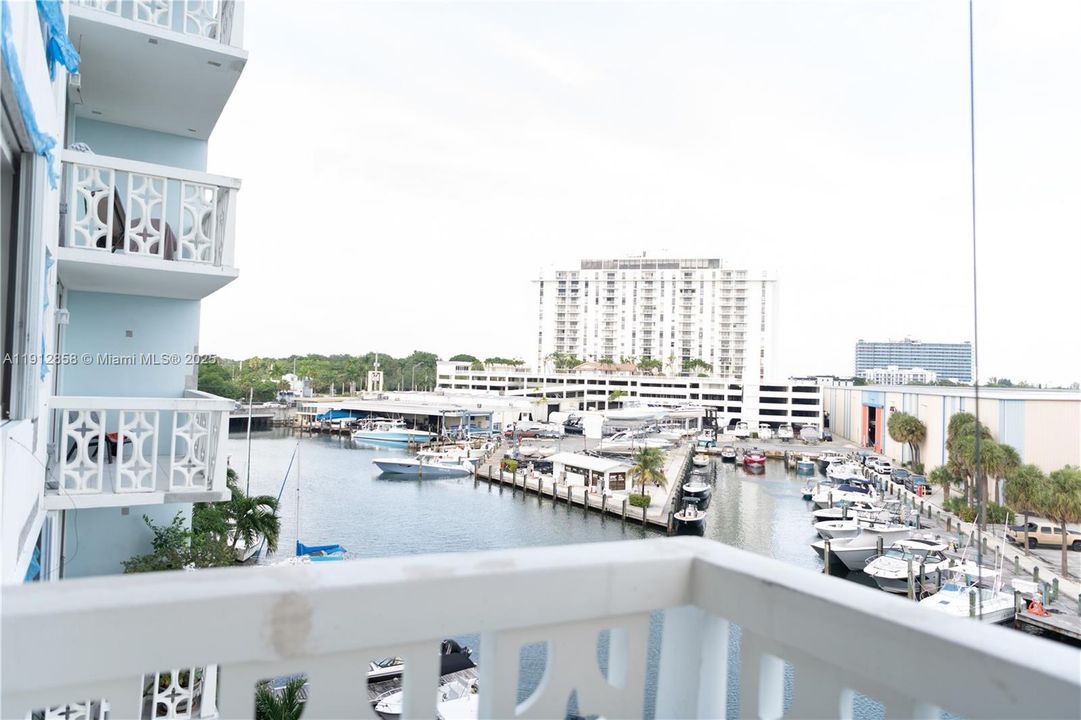 Active With Contract: $299,000 (2 beds, 2 baths, 1096 Square Feet)