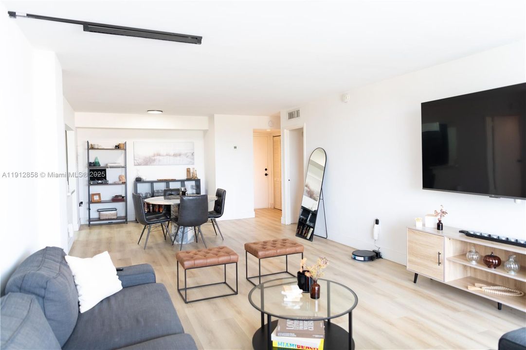 Active With Contract: $299,000 (2 beds, 2 baths, 1096 Square Feet)